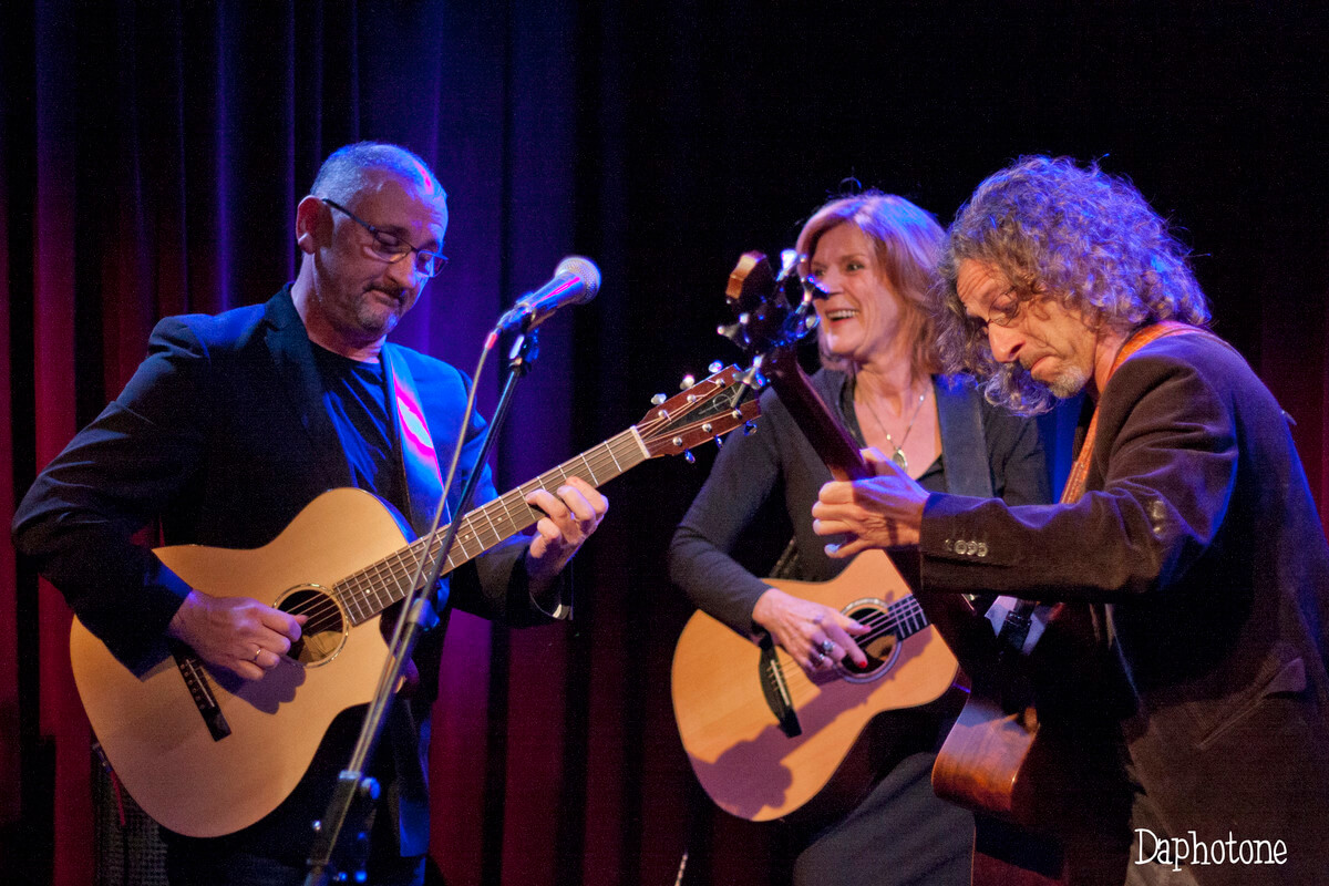 Lenny Kuhr tijdens het optreden met Cor Mutsers en Micha Kool. Foto: Daphotone