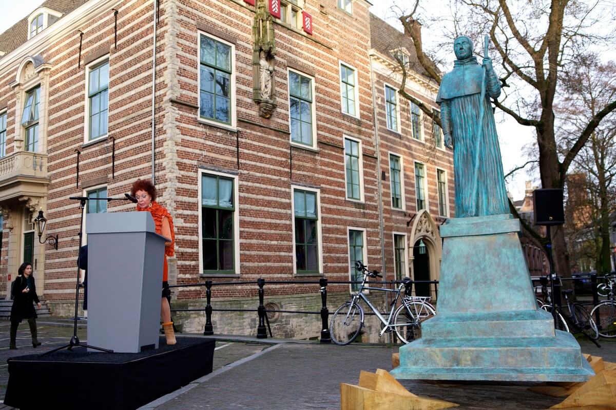 Els van Stalborch leest haar gedicht voor. Foto: Ton van den Berg