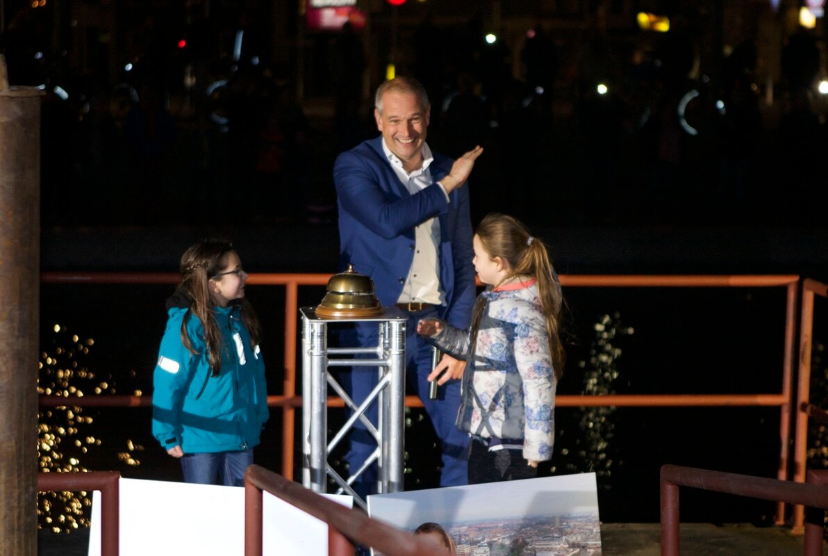 Wethouder Everhardt geeft een klap op de bel. Foto: Ton van den Berg