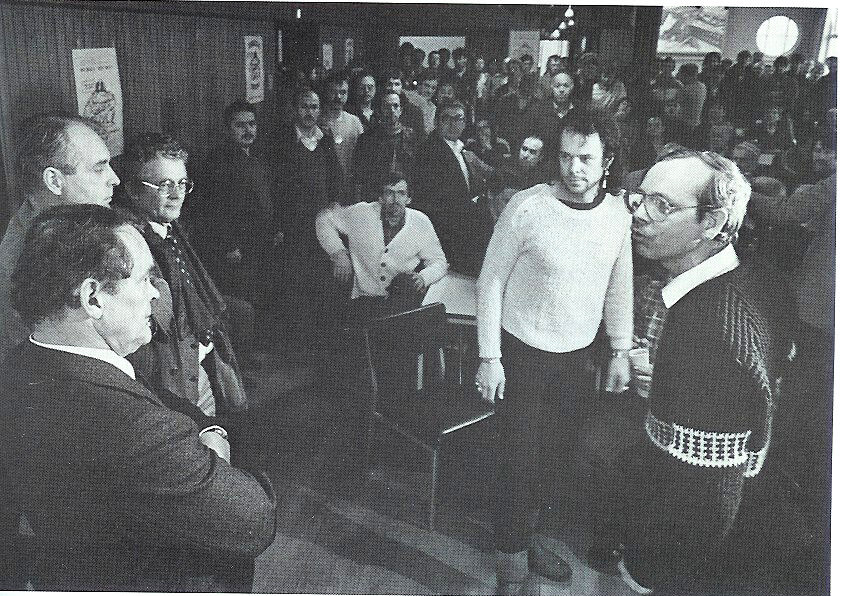 Woedende arbeiders bij de aankondiging van de sluiting in het Julianarestaurant, 1983.