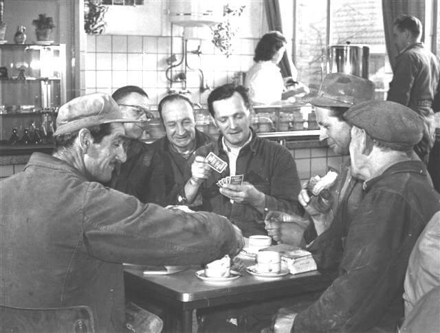 Kaarten in de kantine. Foto: Museum van Zuilen