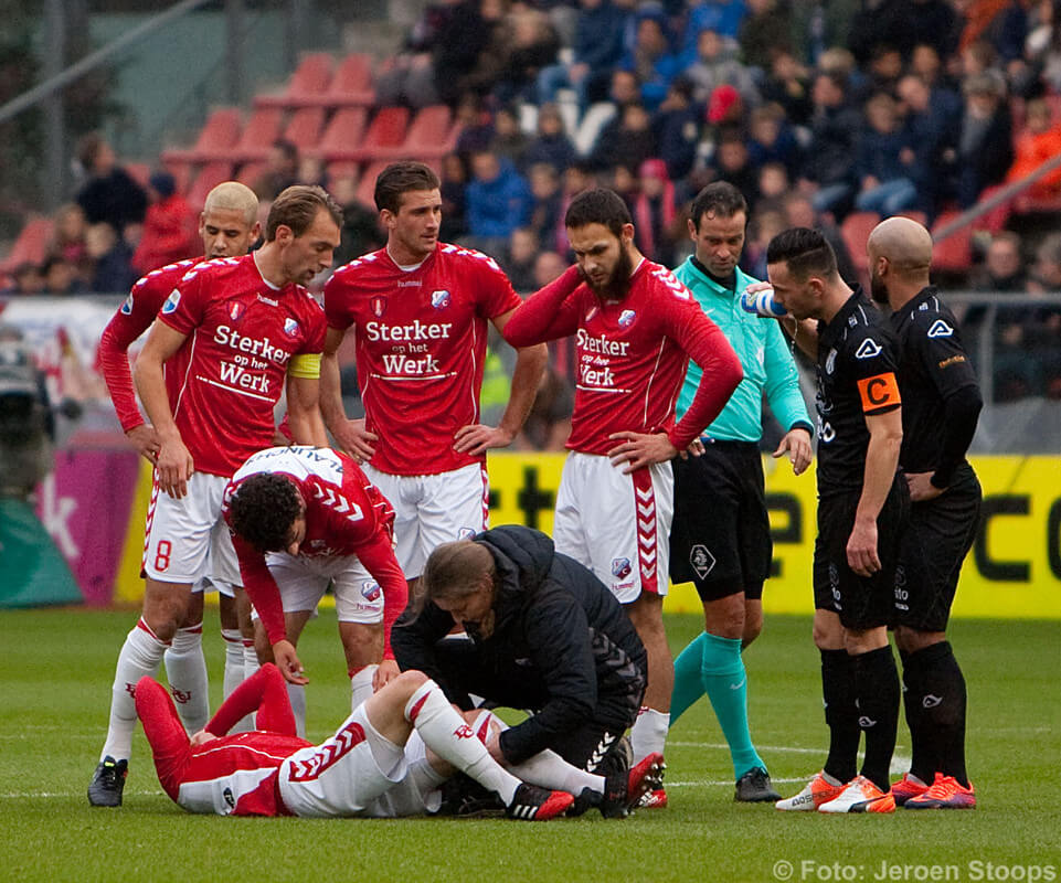 Strieder loopt tijdens de wedstrijd een knieblessure op. Foto: Jeroen Stoops