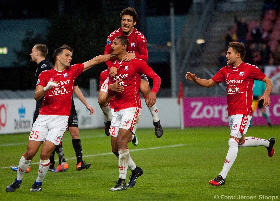 Haller heeft zojuist zijn negende doelpunt van het seizoen gemaakt. Amrabat, Ayoub en Ludwig komen hem feliciteren. Foto: Jeroen Stoops