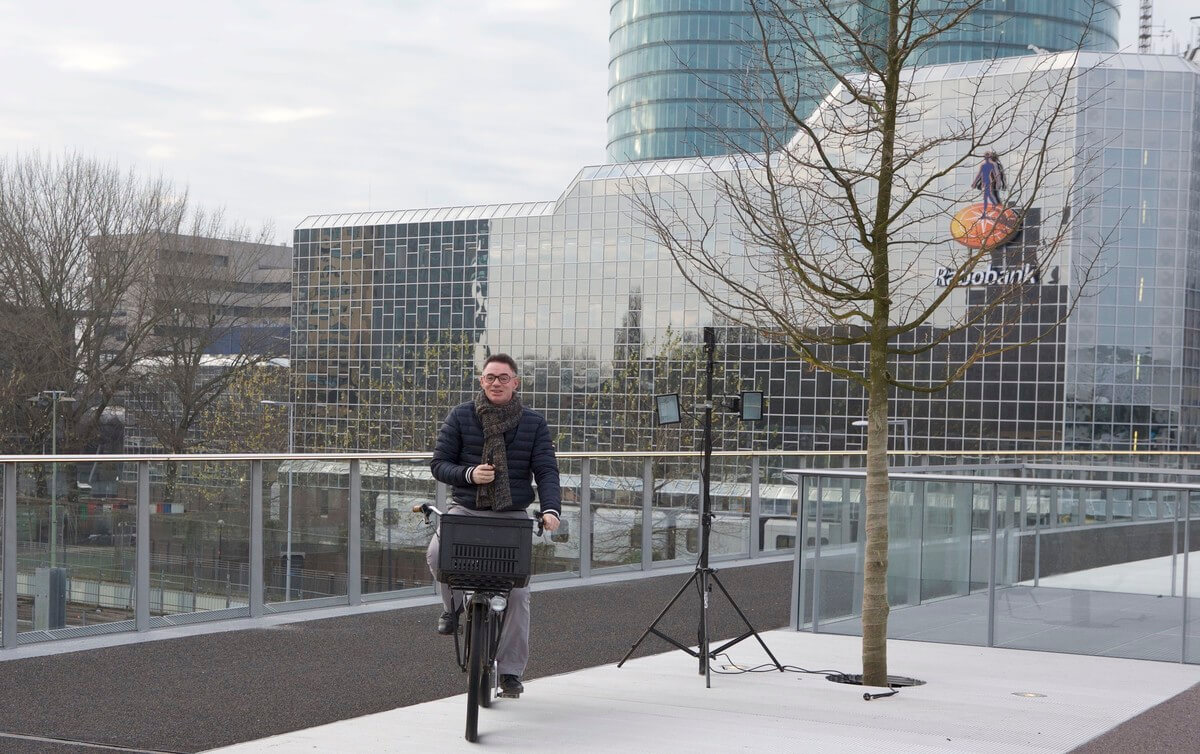 Ook oud-wethouder Isabella (PvdA) kwam de brug even testen. Foto: Ton van den Berg