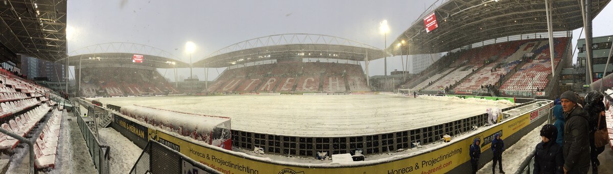 Het veld lag onder een dikke laag sneeuw ondanks dat vrijwilligers het sneeuwvrij probeerden te houden. foto: Mathijs van Echtelt