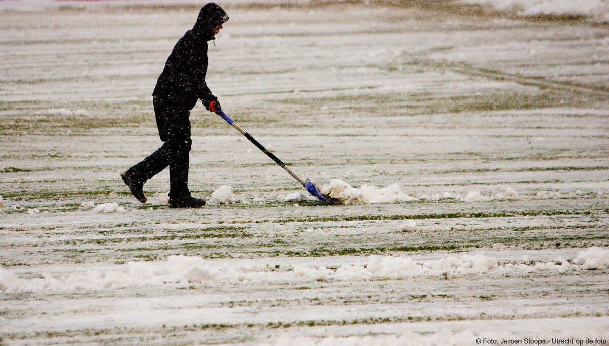 Vrijwilligers werken de sneeuw weg. Foto:  Jeroen Stoops