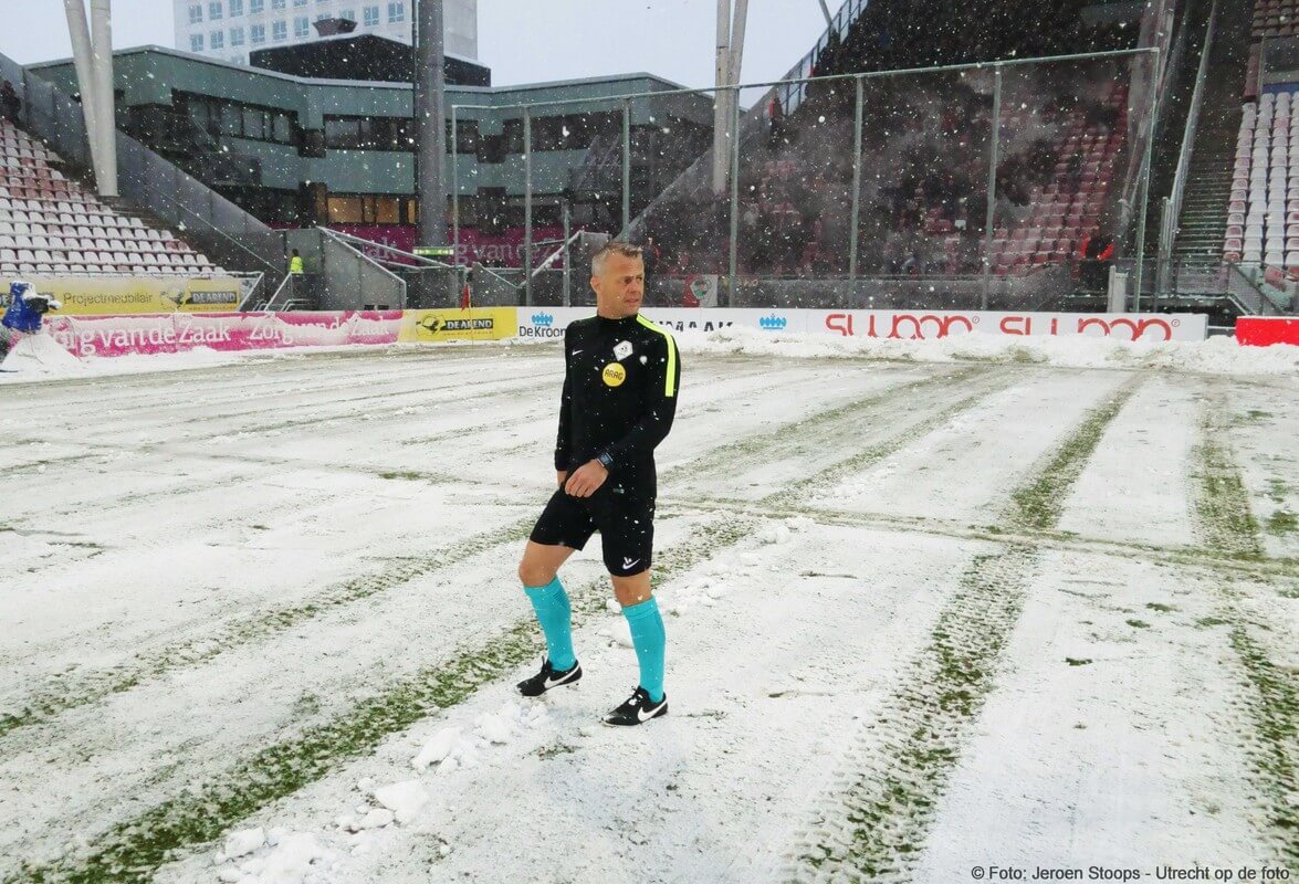 Bjorn Kuipers inspecteert het veld. foto: Jeroen Stoops