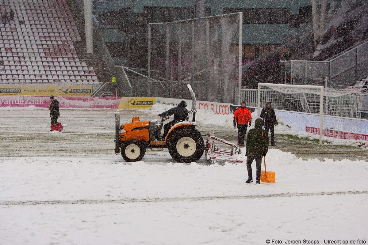 Zelfs een tractor kwam het veld op. Foto: Jeroen Stoops