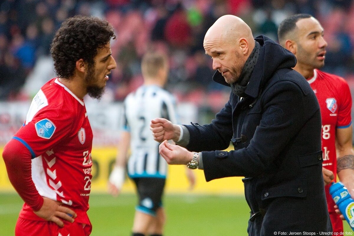 Trainer Ten Hag geeft, als er een blessurebehandeling gaande is, Ayoub tactische aanwijzingen.