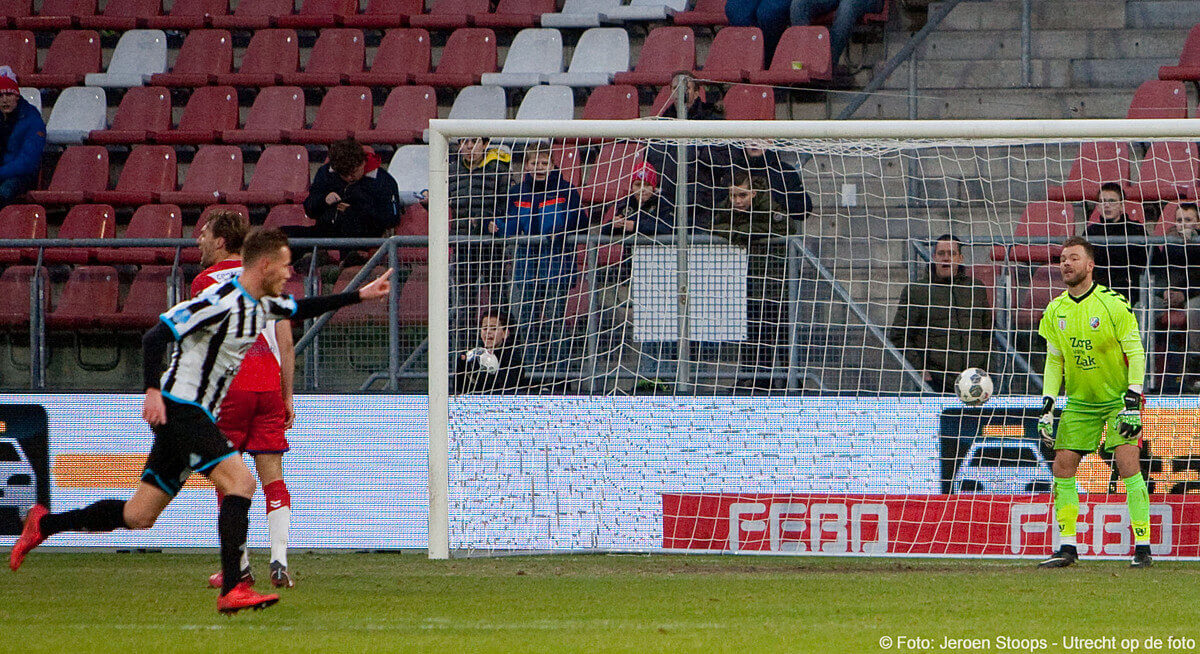 Doelman Marsman staat er, met de bal in zijn doel, verslagen bij. 1-1. Foto: Jeroen Stoops