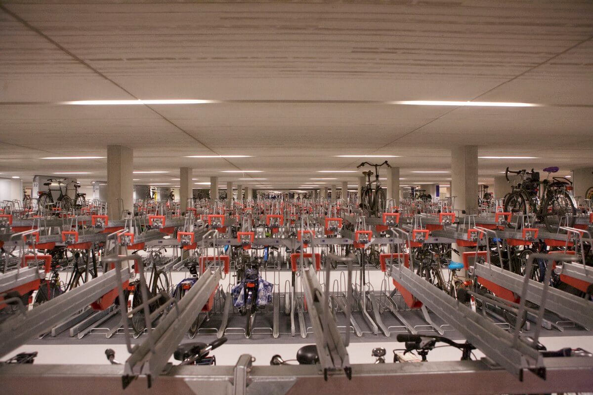 De mega-fietsenstalling bij het Centraal Station. Foto: Ton van den Berg