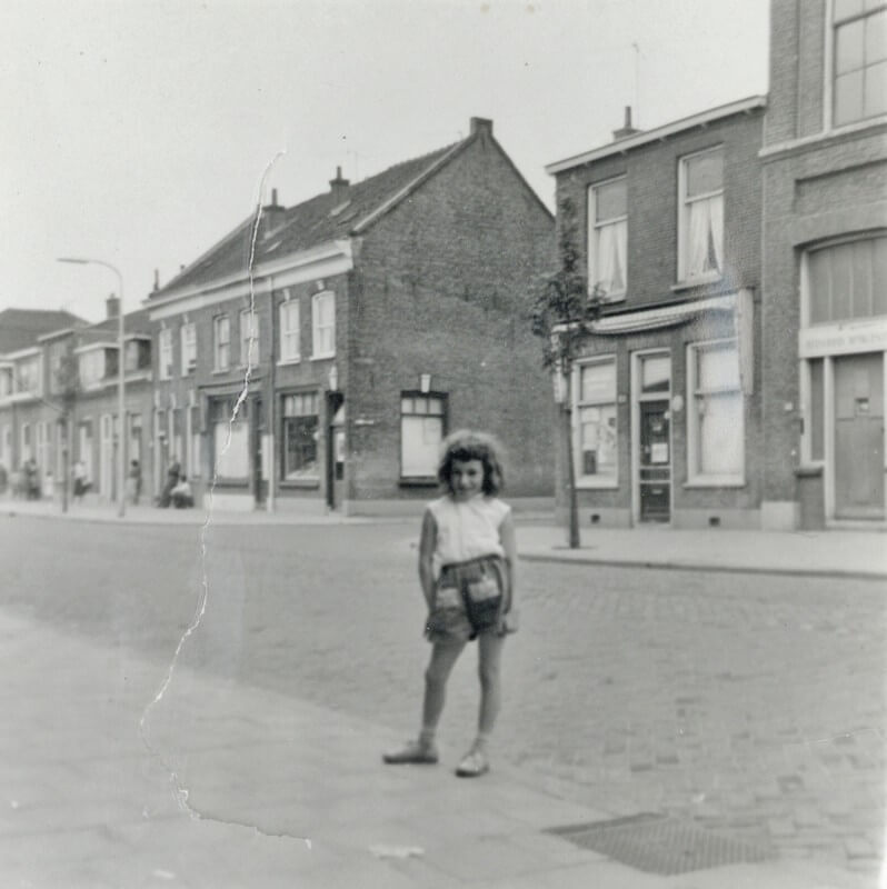 Een autoloze 1e Daalsedijk in de beginjaren zestig met Corrie Huiding. Foto: fam. Huiding