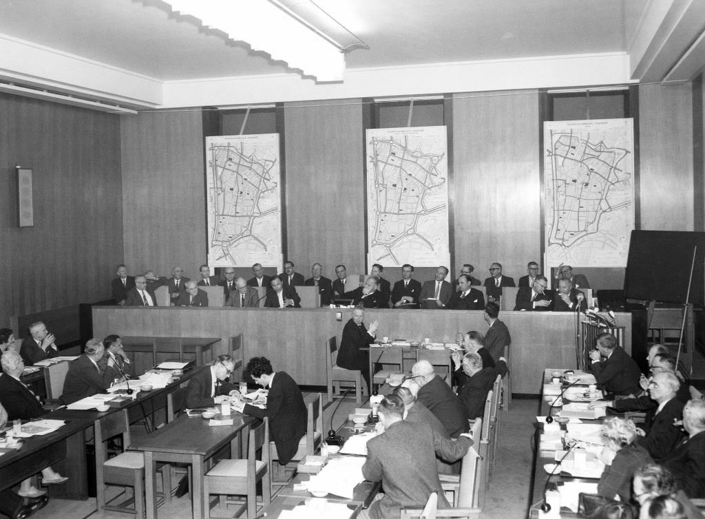 De gemeenteraad vergadert in 1959 over het verkeersplan Feuchtinger. Foto: F.F. van der Werf/HUA 