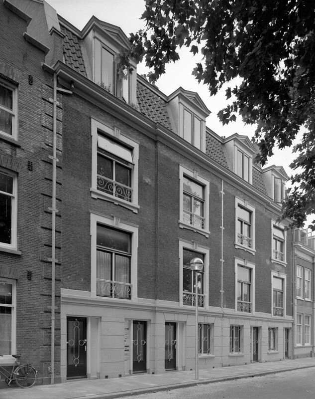 De Oosterstraat in 1988. De huizen werden door de verkeersplannen ernstig bedreigd. Foto: Het Utrechts Archief