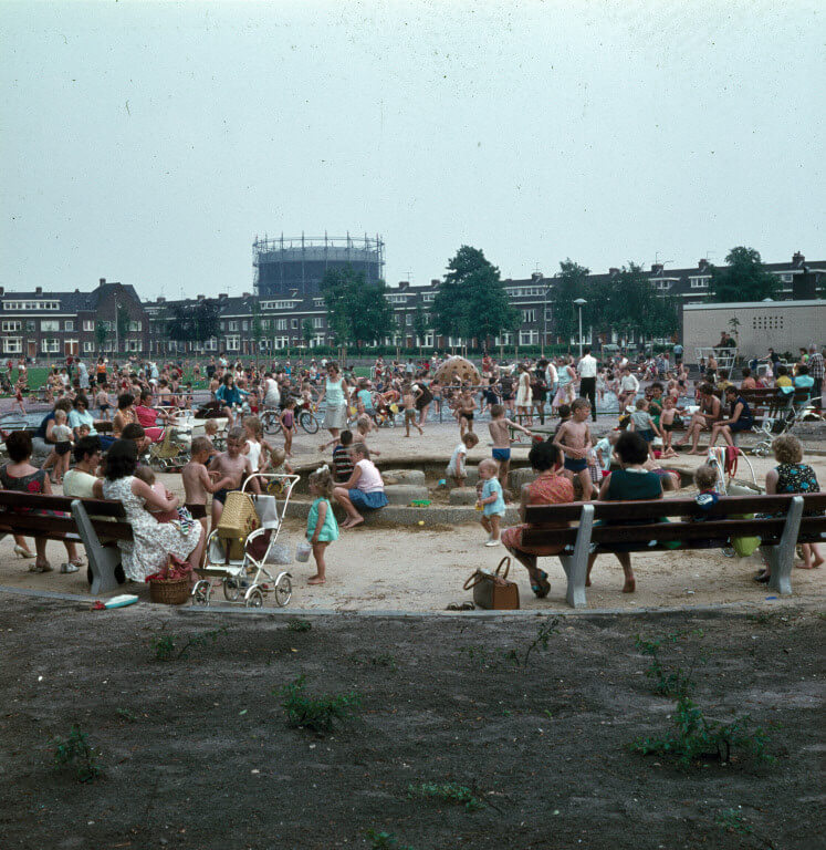 Speelplaats in 1968 aan de Ingen Houszstraat met op de achtergrond de gashouder bij de Blauwkapelseweg. Foto: J.P. Alff/HUA