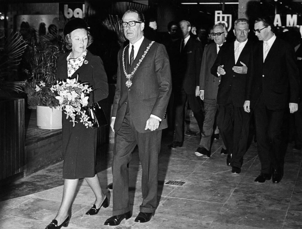 Prinses Beatrix en burgemeester Van Tuyll van Serooskerken wandelen door winkelcentrum Hoog Catharijne na de officiële opening op 24 september 1973. Foto: Utrechts Archief