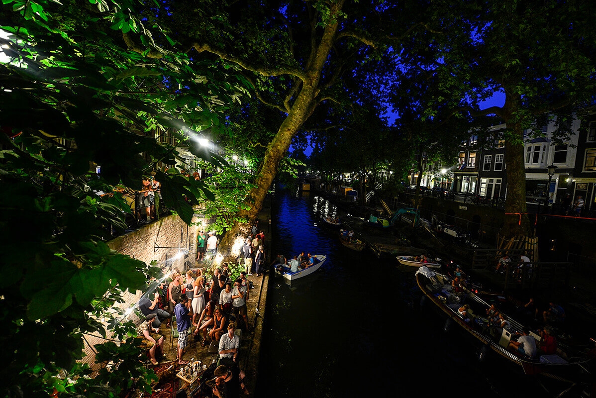 Levendigheid aan de Oudegracht in de late avond. Foto Anne Hamers – Utrecht Marketing