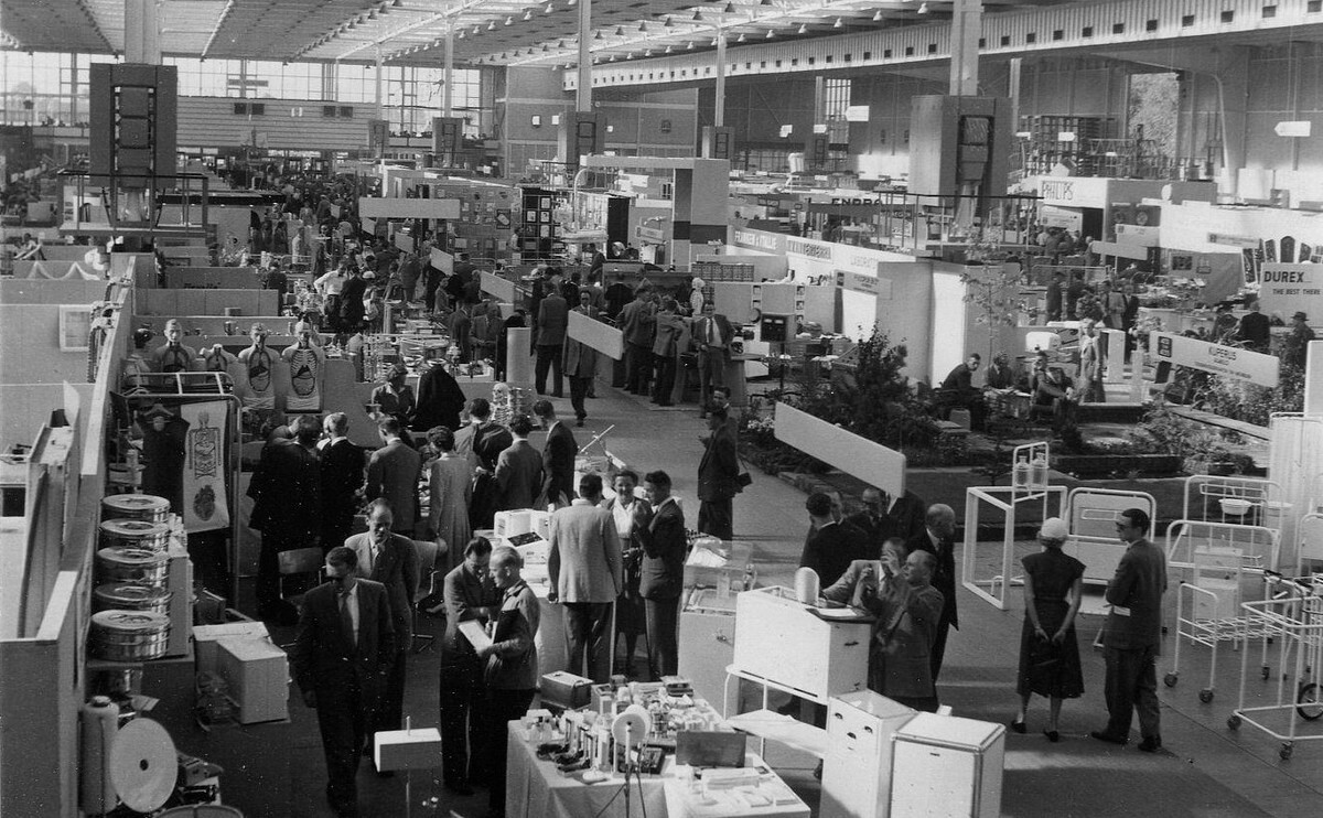 Interieur van de Bernardhal aan de Croeselaan tijdens een beurs midden jaren vijftig. Foto: Het Utrechts Archief