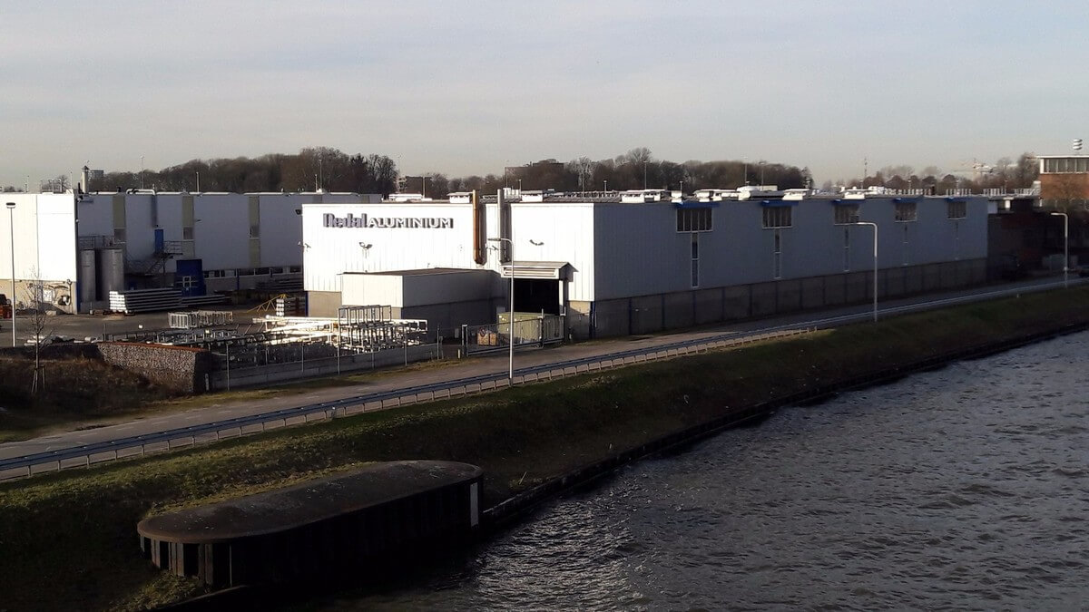 Aluminiumfabriek Nedal langs het Amsterdam-Rijnkanaal. Foto: Nieuws030