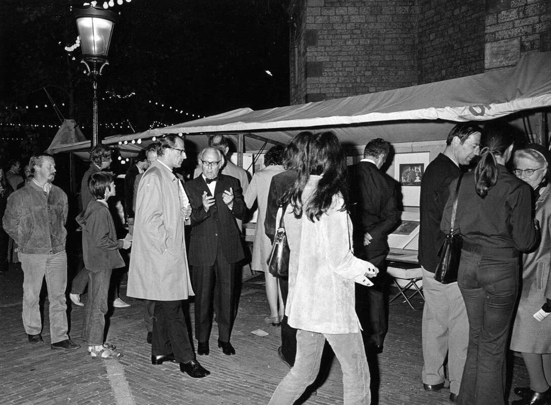 Kunstmarkt in 1972 op het Janskerkhof. Burgemeester Van Tuyll wordt er rondgeleid. Foto: Het Utrechts Archief