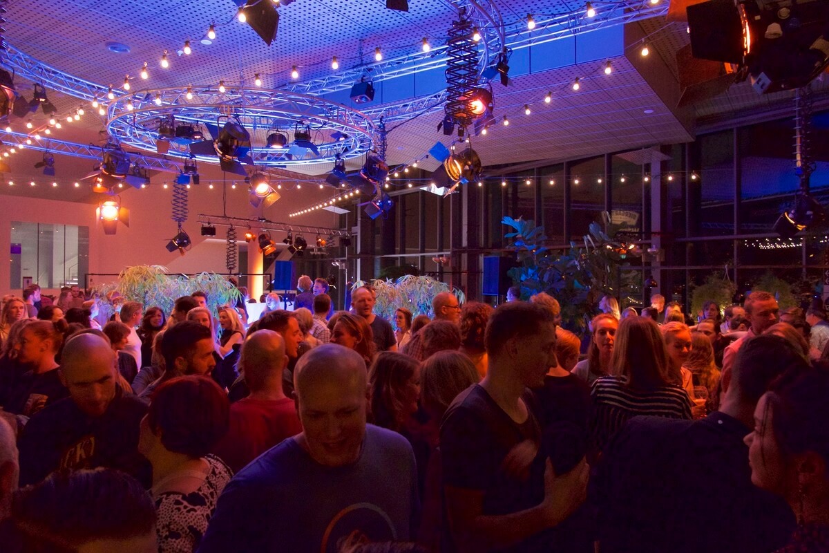 Publiek in de Biergarten van TivoliVredenburg. Foto: Nieuws030