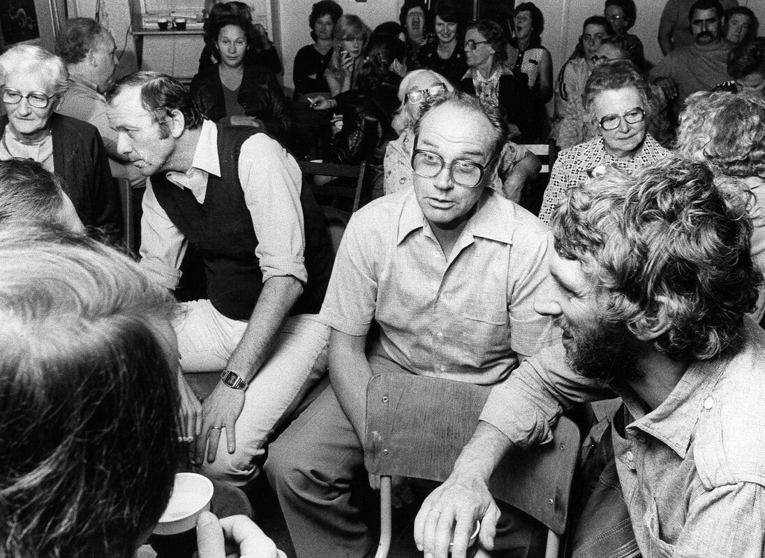 Voorlichtingsbijeenkomst in oktober 1979 over de sanering van de Bokkenbuurt in Buurthuis ’t Bokkie. Midden wethouder Bransen met links van hem N. de Lange, wrnd-directeur van het huisvestingsbureau. Foto Guus van Deventer – Het Utrechts Archief)