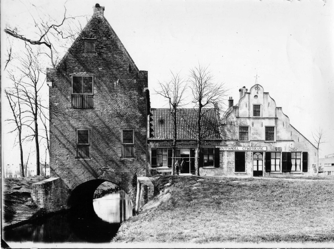 De hofstede Chartroise bij de Marnixlaan begin vorige eeuw, opvallend: in het pand huist houthandel Chartreuse. Foto: collectie De Vries