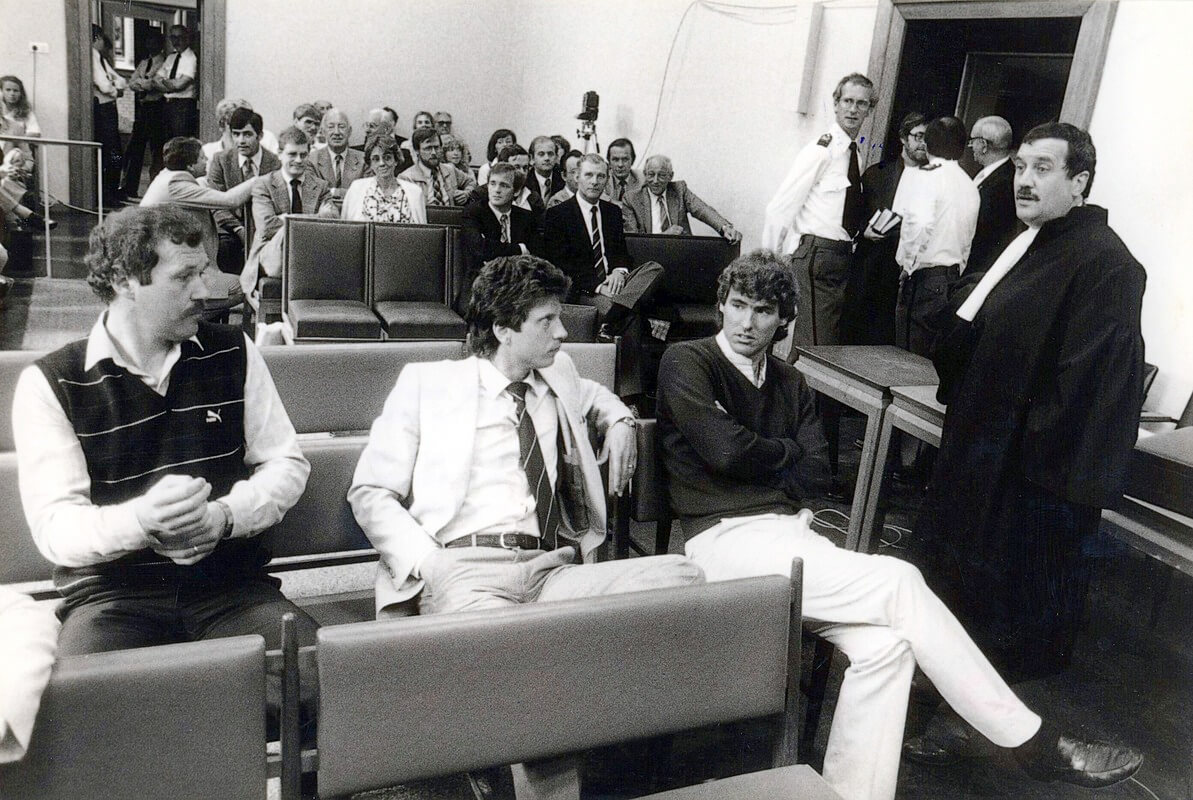 Leo van Veen, Han Berger en Van der Lem in de rechtbank in 1982. Foto uit boek 40 jaar FC Utrecht