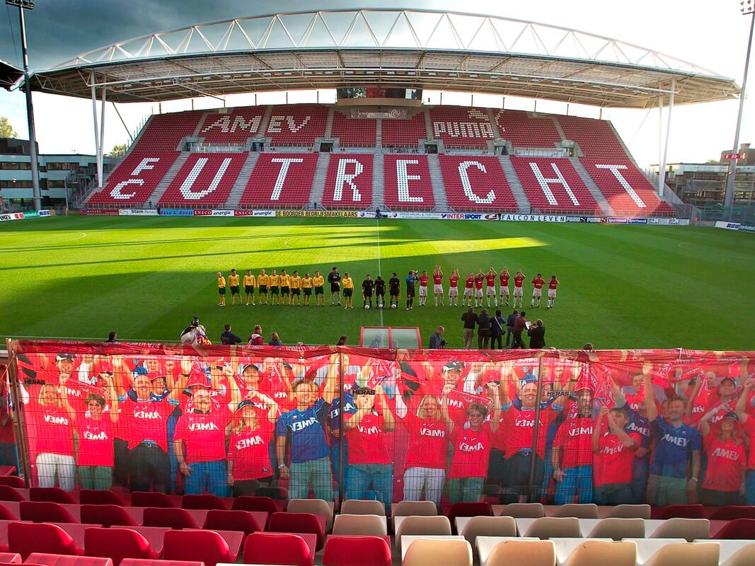 Spelen in een leeg stadion. Foto uit 40 jaar FC Utrecht