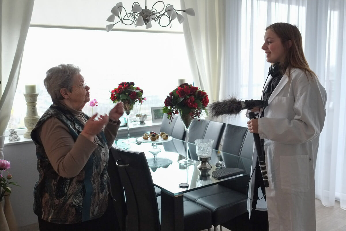 Elise 't Hart aan het werk voor huisgeluiden in Transwijk. Foto: Stem van West