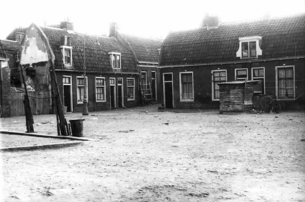 De Kroonhof in de jaren vijftig. De Geesinks woonden op nummer 2 (links op de hoek). Foto: HUA