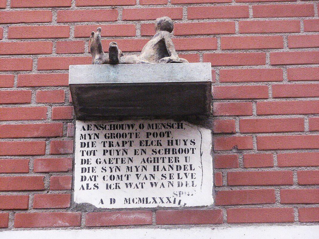 Het kleinste beeldje in de stad Utrecht aan een woning in de Rozenstraat. Foto: W. Geijssen