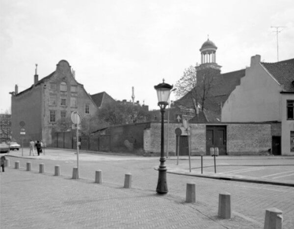 Rozenstraat en Jacobskerkhof in 1983. Het beeldje stond op het lage witte muurtje links van de lantaarn. Links huize Cranesteijn. Foto: HUA