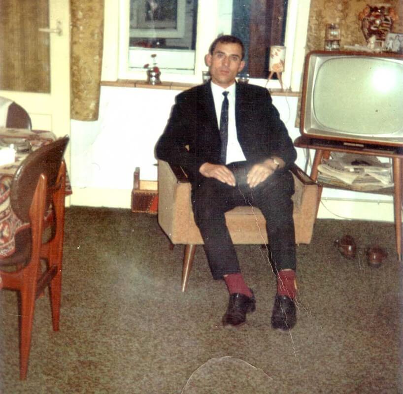 Ali stuurde deze foto naar zijn familie in Turkije  om te laten zien hoe goed hij het in Holland had:  dat ding rechts is een televisie!.