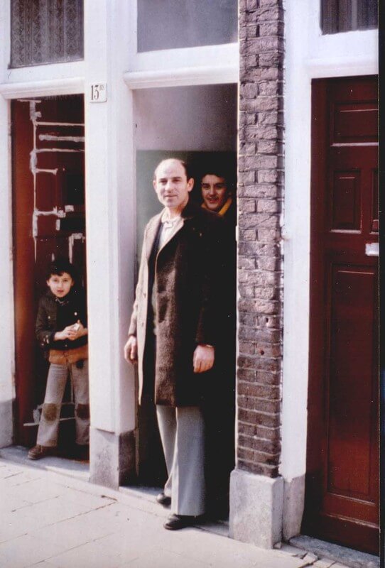 Ali met zijn zoon Talât in de Javastraat. Foto: archief