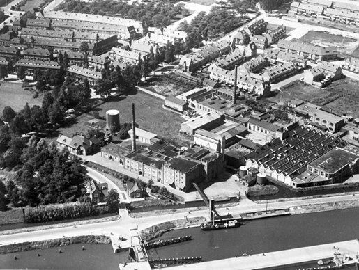 Verblifa blikfabriek (rechts. Links Cereol sojafabriek aan de Kamaalweg. Foto: HUA