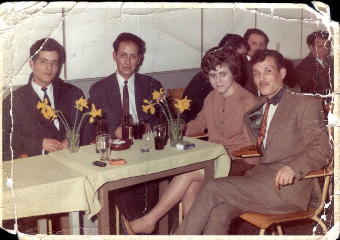 Aziz (rechts) met Jannie en Marokkaanse vrienden.