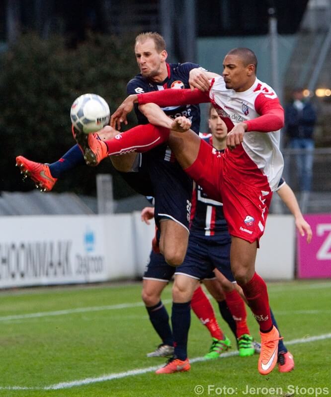 Haller in duel met Van der Struijk. Foto: Jeroen Stoops