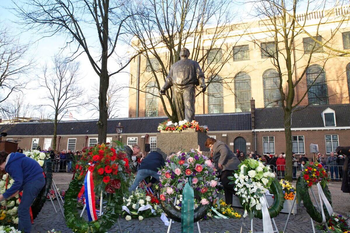 Kransen en bloemstukken bij de Dokwerker. Foto: Ton van den Berg