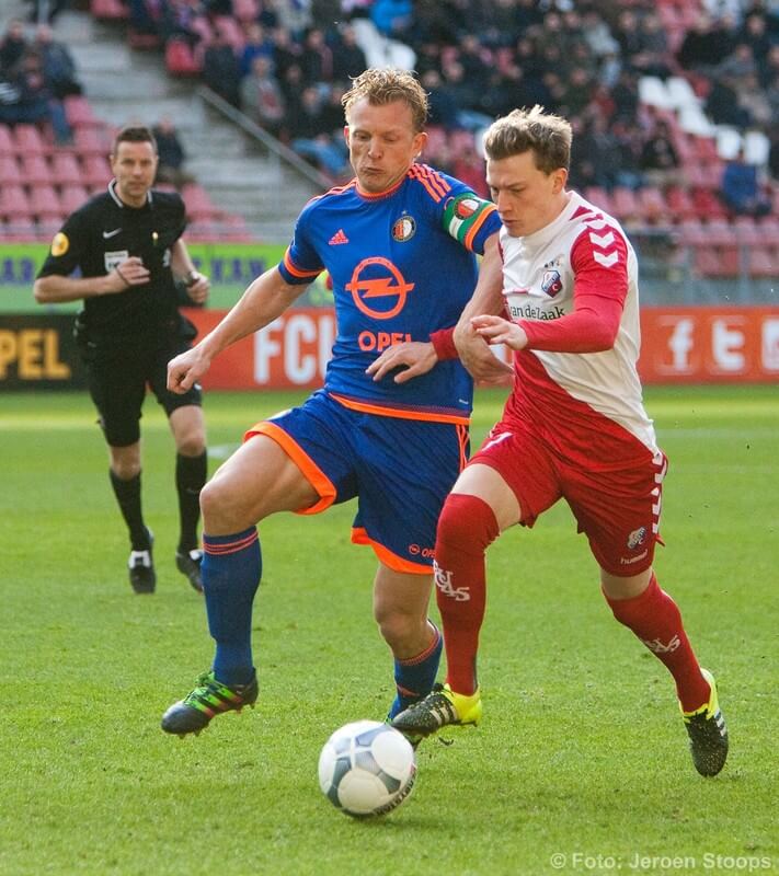 Kuijt en Strieder vechten om de bal. Foto: Jeroen Stoops