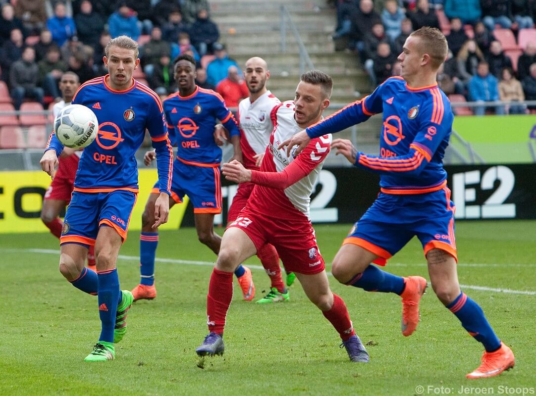 Utrechtspeler Ramselaar bevindt tussen een meute Feijenoorders. Foto: Jeroen Stoops