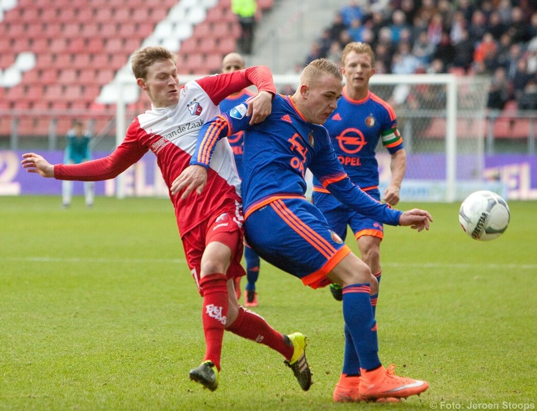 Strieder (links) probeert Karsdorp de bal af te nemen. Foto: Jeroen Stoops