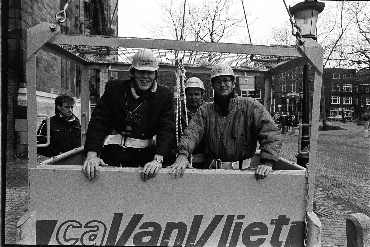 Rob Huibers en Michael Kooren in de hijsbak. Foto: Michael Kooren