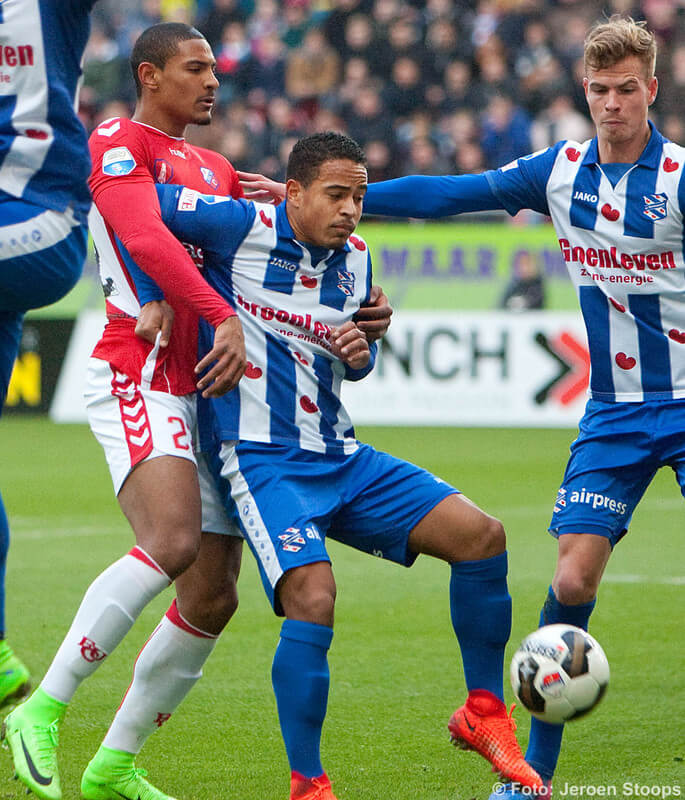 Haller in duel. Foto: Jeroen Stoops