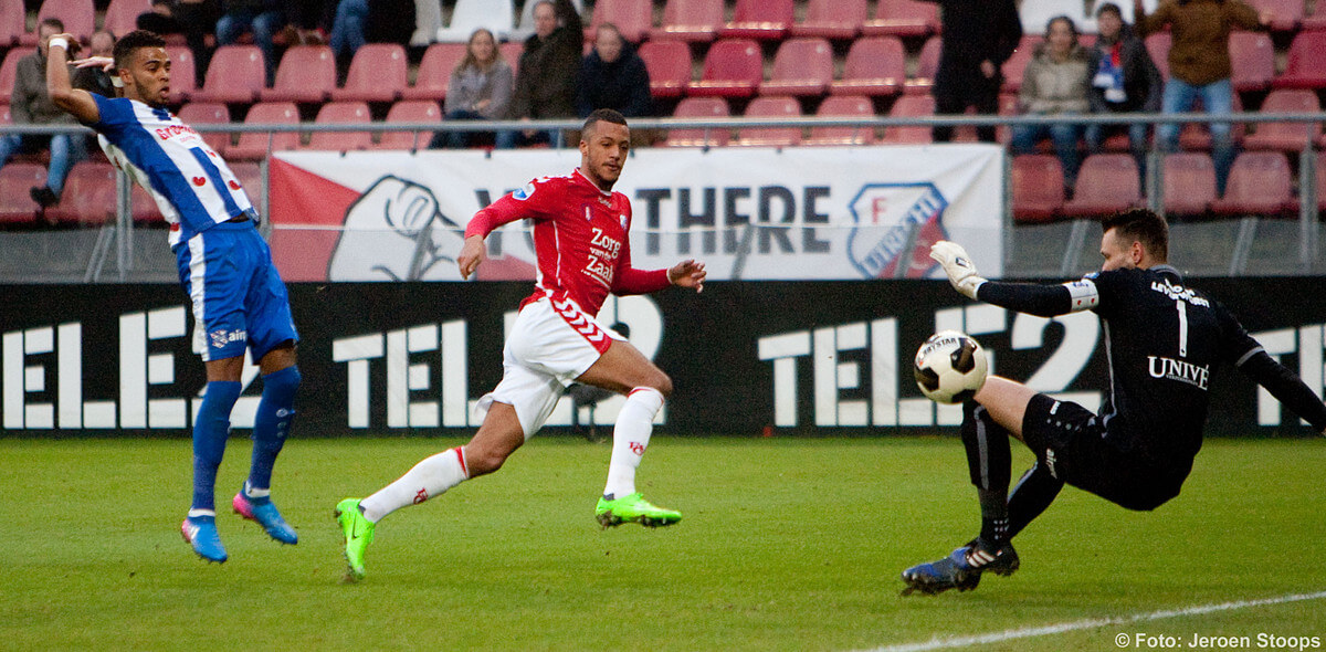 Zivkovic speelt de bal langs doelman Mulder, maar helaas ook net langs het doel. Foto: Jeroen Stoops