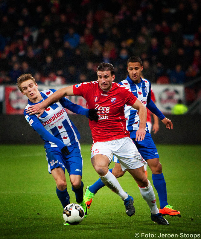 Van de Meer houdt Odegaard op afstand. Foto: Jeroen Stoops