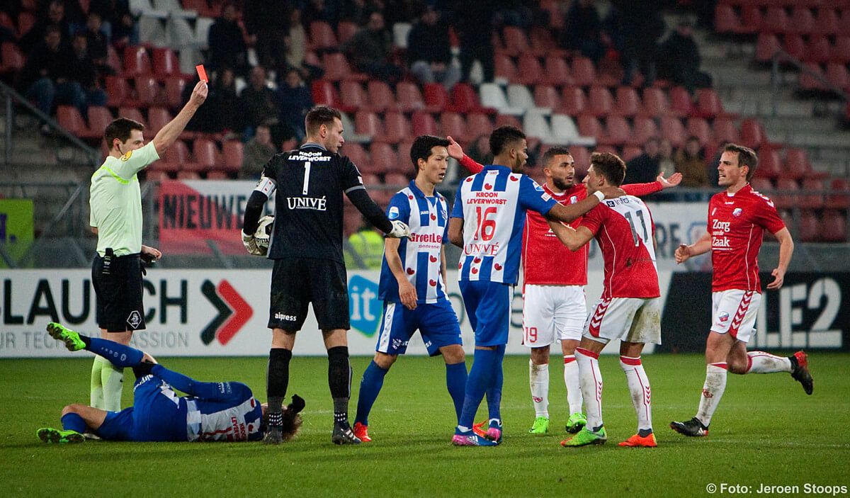 Rood voor Ludwig van scheidsrechter Kamphuis. Foto: Jeroen Stoops