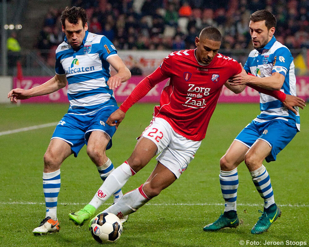 Haller langs twee PEC-spelers. Foto: Jeroen Stoops