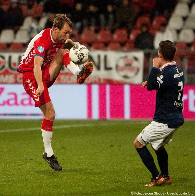 Stijlvolle balbehandeling van aanvoerder Janssen. Foto: Jeroen Stoops