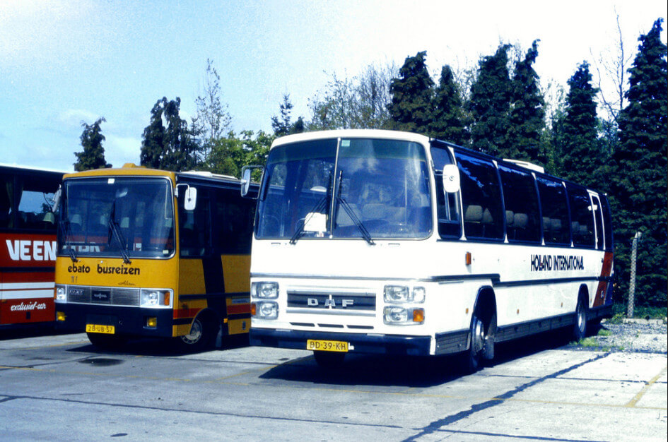 Links een Ebatobus bij autobusfabrikant Van Hool. Foto: Steven Guess